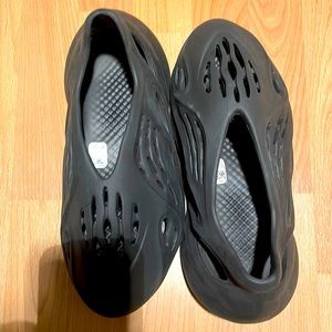 I’m selling my Yeezy foams onyx. I do not have the box.